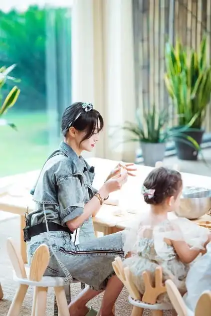 郑爽穿领带牛仔连体装亮相丝带编发清爽可爱图