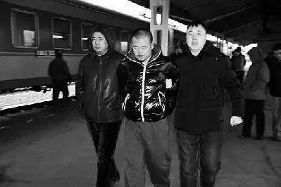 我们看了他很多电视剧,却不知他是通缉犯,网友真正的演员诞生
