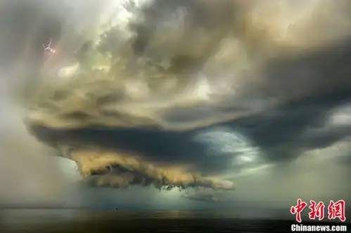 摄影师拍摄到俄海滩恐怖风暴云巨浪来袭如世界末日