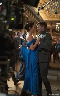 神奇女侠电影新剧照美翻天小露香肩大秀恩爱
