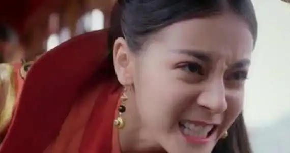 同样是表达愤怒,刘亦菲表情狰狞,胖迪咬牙切齿,而她靠眼睛