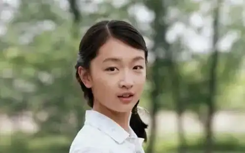 张艺谋导为拍山楂树之恋在北影找来了5000多名女学生试戏
