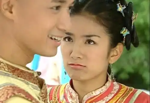 还珠格格同样是看知画跳舞,尔康手紧握紫薇,你看永琪在干嘛