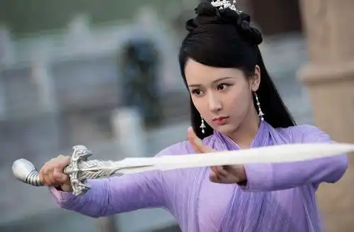 杨紫天乩之白蛇传说不断蜕变眼神超有戏
