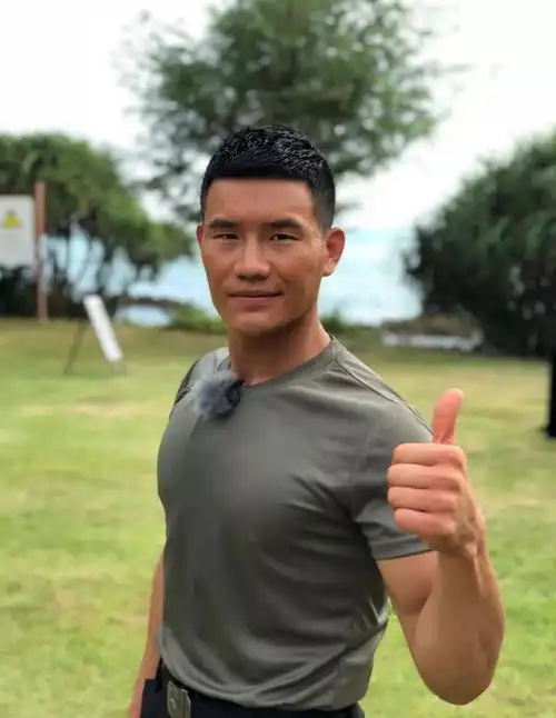 因小兵张嘎走红,他丑到无戏可演,却娶张少华孙女成人生赢家