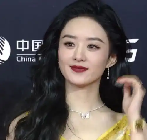 赵丽颖穿金色战袍走红毯脸发腮老了一圈,但比平常人好太多了