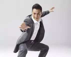 古装大侠何家劲生活照,经商成为亿万富翁,单身至今只为一个约定