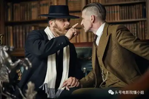 全9分,追了8年的黑帮神剧回归汤姆哈迪现身,西装暴徒双雄对决
