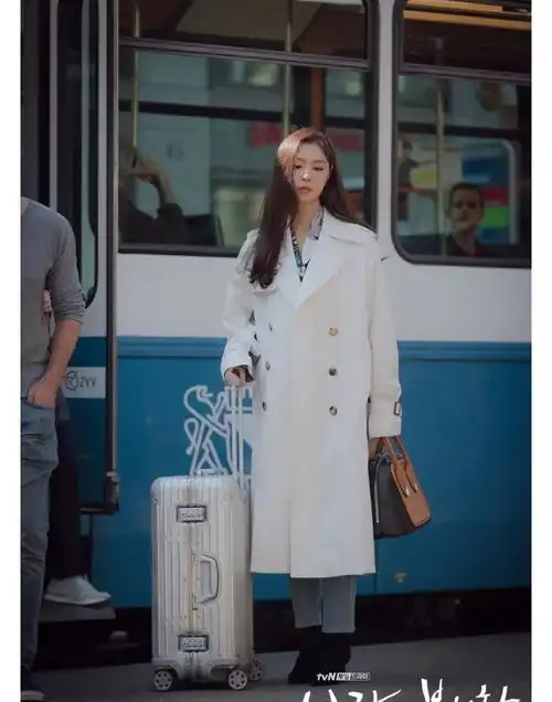 有种时髦叫刘诗诗穿风衣,系上腰带秒变睡袍,别说还挺显优雅
