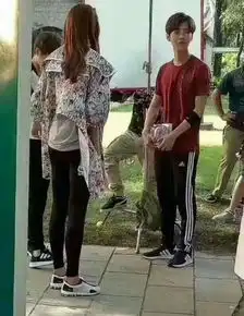 网友学校食堂偶遇关晓彤,这身材在人堆里也不是很显眼啊
