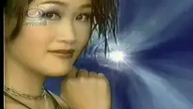 平平无奇古天乐的出处,电视剧圆月弯刀,剧中梁小冰好美,这首片头曲经典
