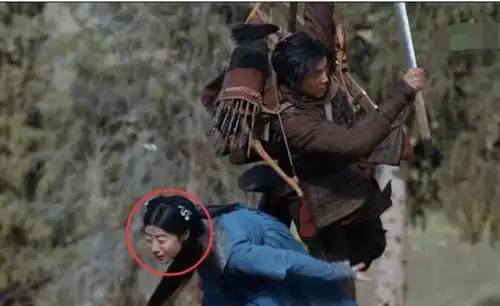 将夜穿帮镜头集锦躲在树后戴墨镜的小哥,你是认真的吗