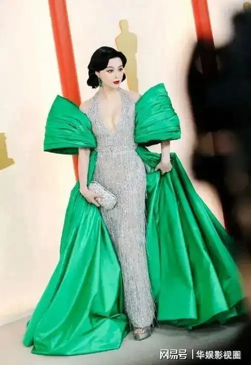 范冰冰最想删掉的合照,穿透视裙被成龙从后抱,不好意思看