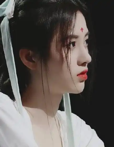 原来鞠婧祎才是白凤九的最佳人选额间花造型一出,本尊来了