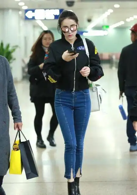 迪丽热巴紧身牛仔裤现身机场,秦岚衬衣牛仔裤搭配就没那么经典了