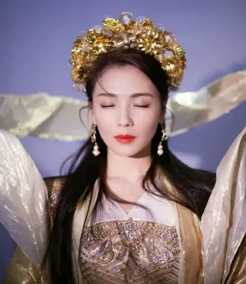 北京卫视春晚开场,关晓彤刘涛造型辣眼,鞠婧祎热巴更胜一筹