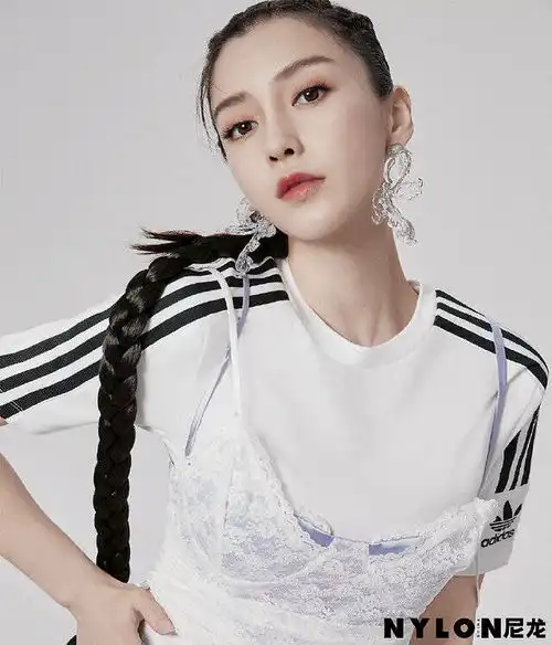 angelababy超敢穿胸衣外穿刺青袖套,登杂志封面
