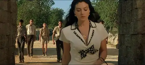 西西里的美丽传说12岁少年暗恋27岁寡妇,从情欲到爱的升华