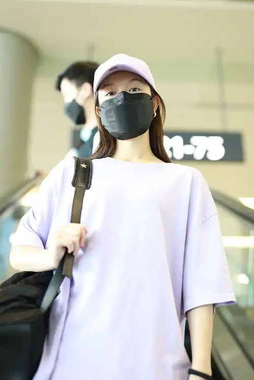 组图文咏珊穿香芋紫t恤少女感十足与老公罕见同框甜蜜对视
