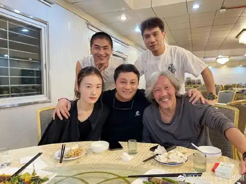 网剧唐人街探案2杀青照曝光邱泽站中间表情搞怪