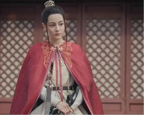 塑料姐妹相互拉踩,古装造型被人群嘲,迪丽热巴你其实不用这么累
