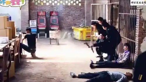 倾城时光幕后花絮片场拍摄枪战情景,金瀚上演英雄救美
