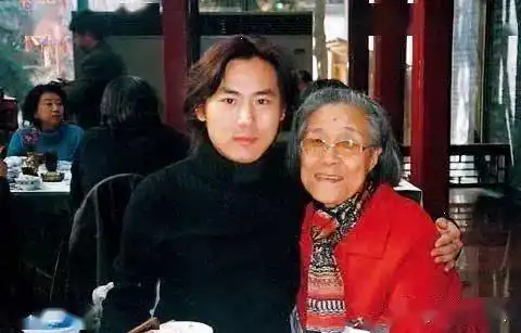 87版红楼梦剧组珍贵老照片,那个年代的女演员一个个惊为天人