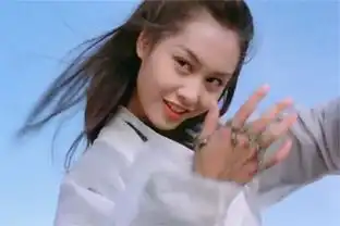 不老女神48岁朱茵活动生图流出,白色抹胸礼服身材超好
