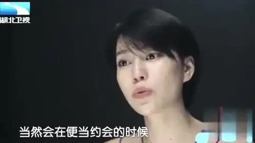 小姐姐申珊手拿饭盒,敲门找小哥哥一同吃饭,真是太逗了
