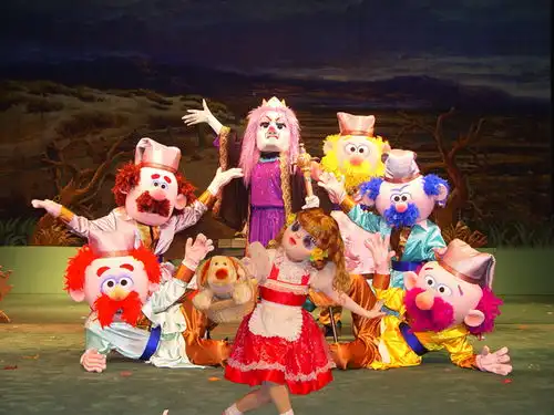 大型童话偶型剧绿野仙踪