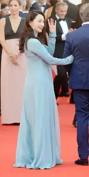 75届威尼斯电影节开幕爱乐之城原班人马压轴红毯