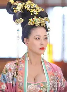 林青霞刘嘉玲低胸露乳沟大龄女星也爱玩性感
