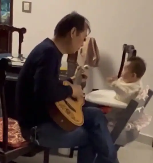 河南一姥姥带娃常被误认为是亲妈,网友看到照片后惊叹太少女了
