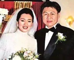 53岁巩俐携71岁新男友亮相没有张艺谋,你凭什么幸福