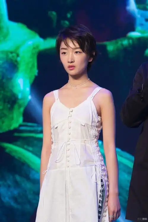 往事清纯可爱周冬雨18岁刚出道照片曝光