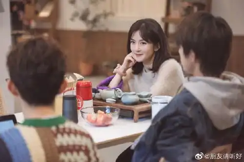 组图何炅谢娜易烊千玺广播小站首开麦周震南王锵温暖助力