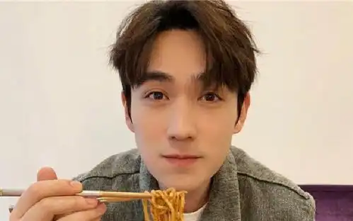 蓝朋友报到朱一龙晒出吃热干面照片庆祝武汉解封太开心
