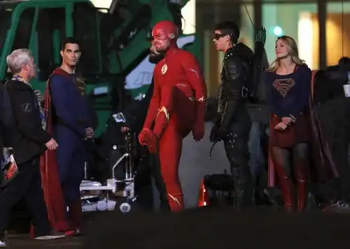 cw联动剧集出新招,闪电侠和绿箭侠竟互换身份,超人也来客串