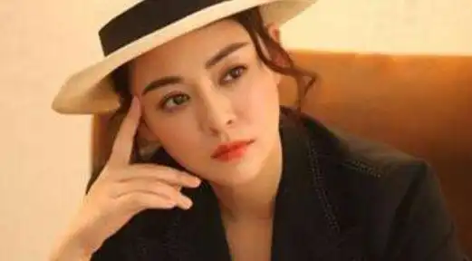 为娶小8岁娇妻,抛弃原配,现前妻红红火火,自己却满头白发