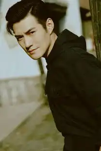 严屹宽曝潮流工装剧照眼神魅惑