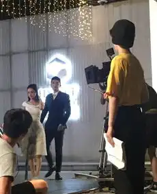 倾城时光最近路透照,赵丽颖造型美如画,金瀚西装大长腿帅呆
