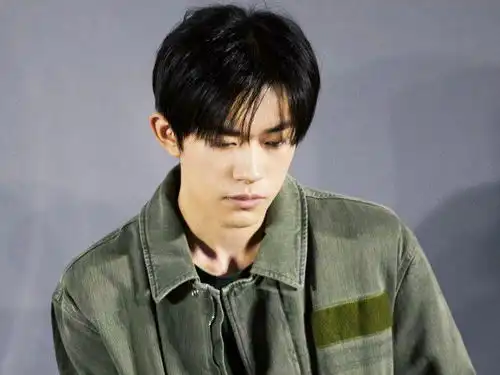 易烊千玺中考利用明星特权校方回应符合相关政策,经得起查