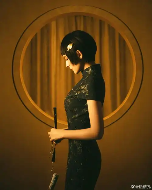 热依扎短发旗袍显出清丽古典美长腿蛮腰太吸睛
