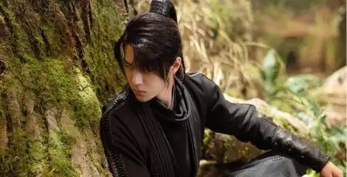 有翡命运悬在刀尖上,而刀尖须得永远向前