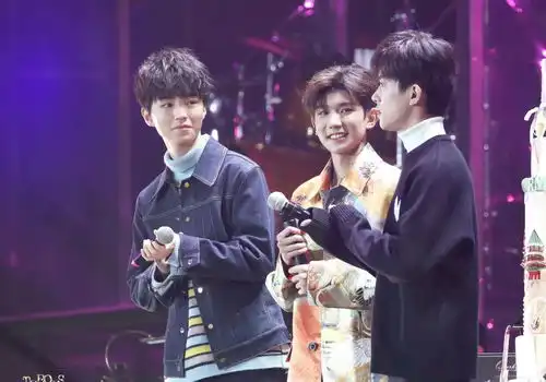 王源换学习用具,价格只有王俊凯礼物的四分之一,对大哥很舍得