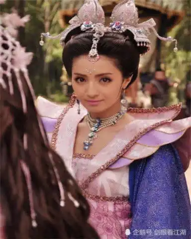 本以为麦迪娜在剧中够美了,当看到她的私照后,网友下一个热巴
