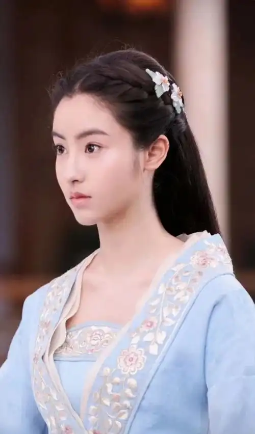 新版小龙女当初被吐槽,现在换了一个造型,清新淡雅美到无可挑剔
