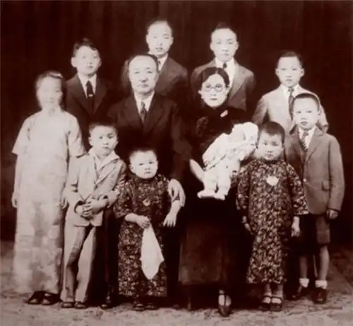 他见兄弟妻子漂亮,不惜杀友夺妻,后生下10个儿女,死后还享国葬
