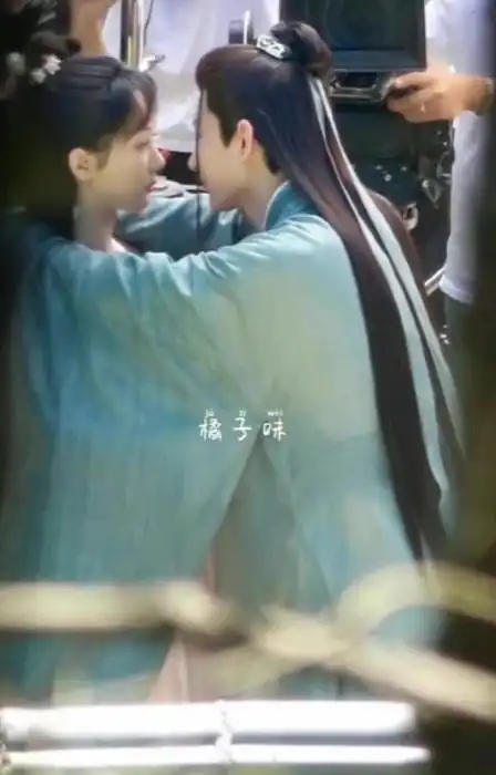 成毅杨紫新剧爆接吻路透吻戏被一群人围观,cp感足也不害羞