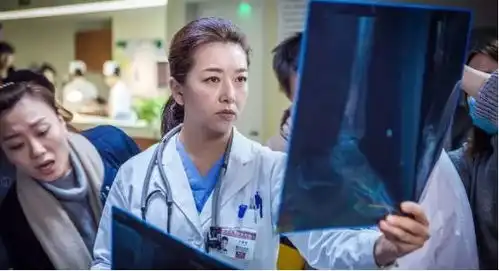 郑晓龙导演急诊科医生,精彩今晚继续
